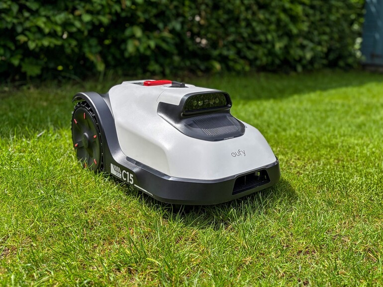 Frisch gemäht, gut in Form: Der Eufy C15 macht auch optisch eine gute Figur – und den Rasen gleich mit.