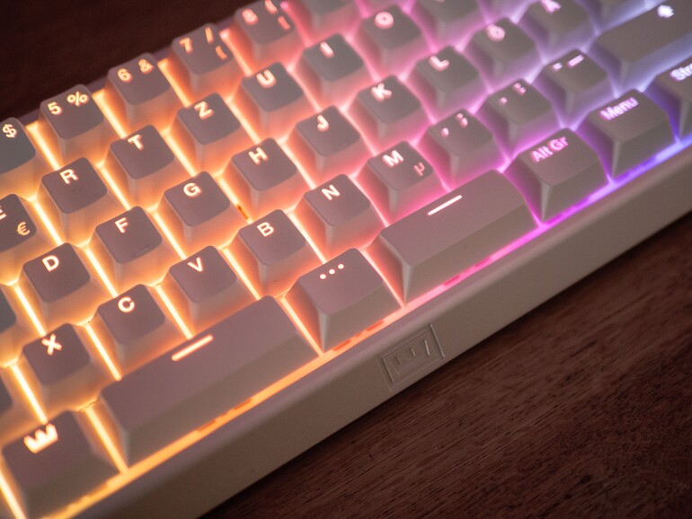 Interessantes Konzept: Wooting teilt die Leertaste für eine mit dem Daumen gut erreichbare fn-Taste, während man sich mit WASD durch Videospiele bewegt.