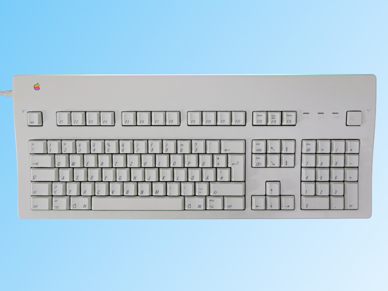 Diese Zeilen entstanden Anschlag für Anschlag auf einem Apple Extended Keyboard II – für mich ein ganz besonderes haptisches Vergnügen.