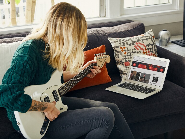 Fender Play bietet hochwertige Videokurse für Saiteninstrumente – nicht nur für Gitarre, sondern auch für Bass und sogar die kleine Ukulele.