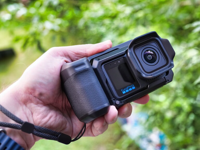 Das rund 780 Euro teure Komplettpaket: Die „Gopro Mission 1 Pro Grip Edition“ liefert neben dem Standard-Lieferumfang einen praktischen Griff samt Case, eine Handschlaufe und eine schützende Tragetasche mit.