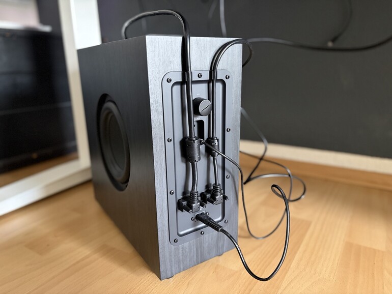 Auf der Rückseite verbinden Sie beide Satelliten über die proprietären DB9-Stecker mit dem Subwoofer.