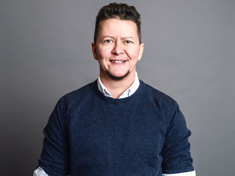 Der in Berlin beheimatete Unternehmer Chris Philipps (Philipps & Byrne, Tech Due Diligence & Advisory) hat sich letzten Herbst seinen Traum vom Arbeiten unterwegs erfüllt. Da er (bis dahin) kein Camper-Profi war, qualifizierte er sich perfekt...