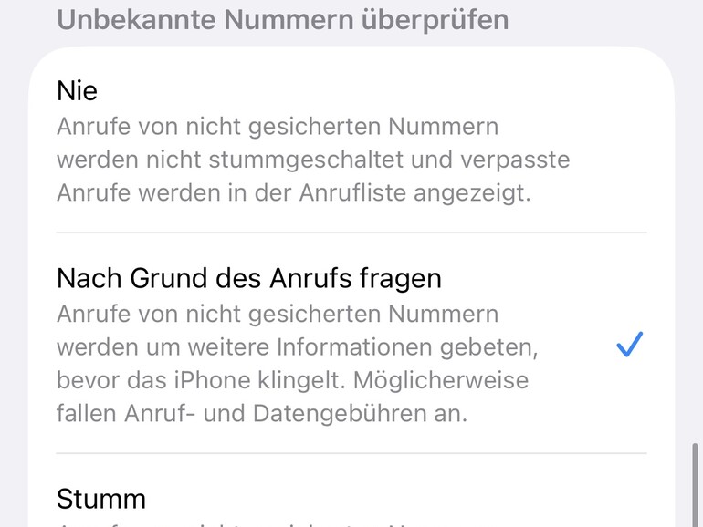 Um Anrufe zu prüfen, gehen Sie zu „Einstellungen > Apps > Telefon > Unbekannte Anrufer prüfen > Grund des Anrufs erfragen“.