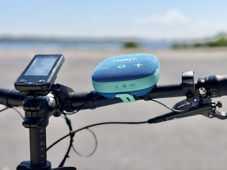 Oben die drei Haupttasten für Lautstärke (–/+) und Play/Pause, an der Seite die Funktionstasten für Power, Bluetooth, XBass und Stereo-/Party-Modus – alles griffbereit, auch bei der Fahrt.