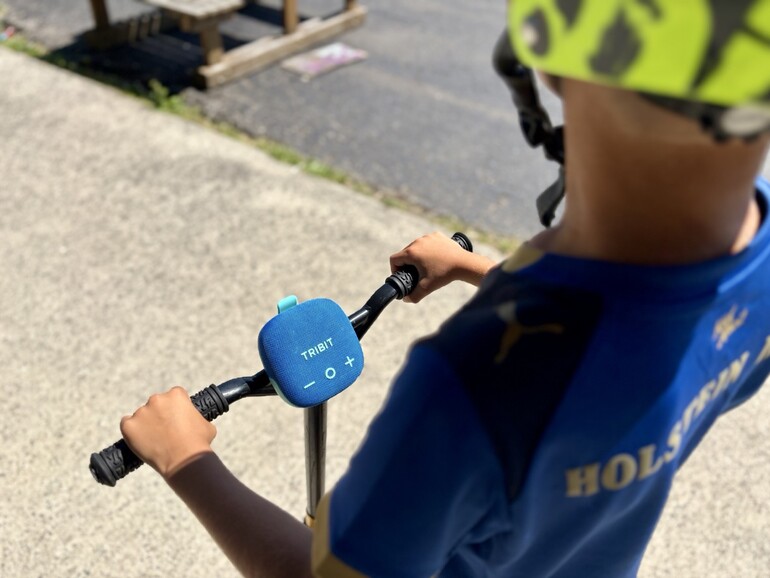 Nicht nur für Erwachsene: Die Micro 3 passt an (fast) jeden Lenker – und sorgt auch auf dem Kinderroller für den richtigen Soundtrack.