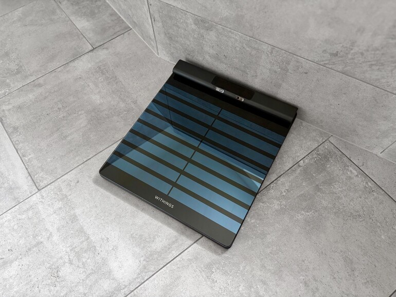 Eher Möbelstück als Accessoire: Die BodyScan 2 trägt eine massive Glasplatte im Aluminiumrahmen und bringt rund 3,4 Kilogramm auf – nun ja – die eigene Waage.