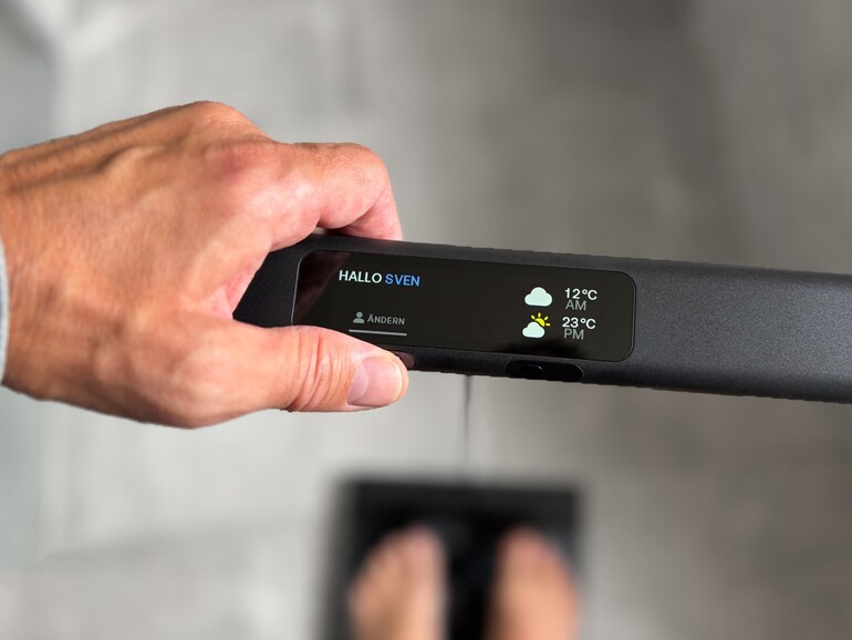 Der ausziehbare Griff trägt jetzt ein eigenes Farbdisplay: Es begrüßt Sie mit Namen, zeigt das Wetter und lässt Sie per Daumentasten das richtige Profil wählen.