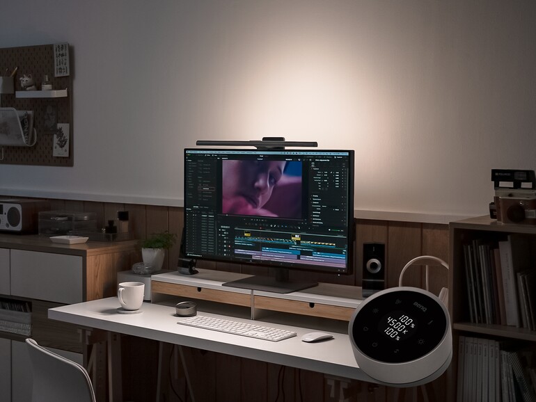Der kabellose Controller mit Drehring und Display steuert Helligkeit und Farbtemperatur.
