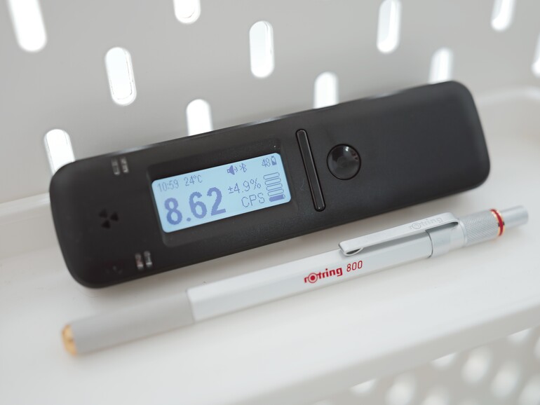 Der Radiacode 110 ist nicht viel größer als ein Schokoriegel. Mangels Schokolade im Haus dient ein Kugelschreiber dem Größenvergleich.