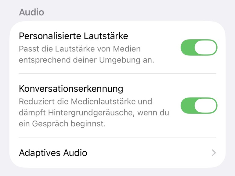 Die Funktion „Hörgerät“ muss nicht aktiviert sein, um von der „Konversationserkennung“ zu profitieren – sie macht Stimmen klarer.