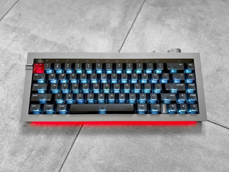 Ein Monolith auf dem Schreibtisch: 65-Prozent-Layout, gefräst aus einem einzigen Aluminiumblock, dazu ein Lichtband unter der Vorderkante. Y und Z haben wir für den Test selbst getauscht.
