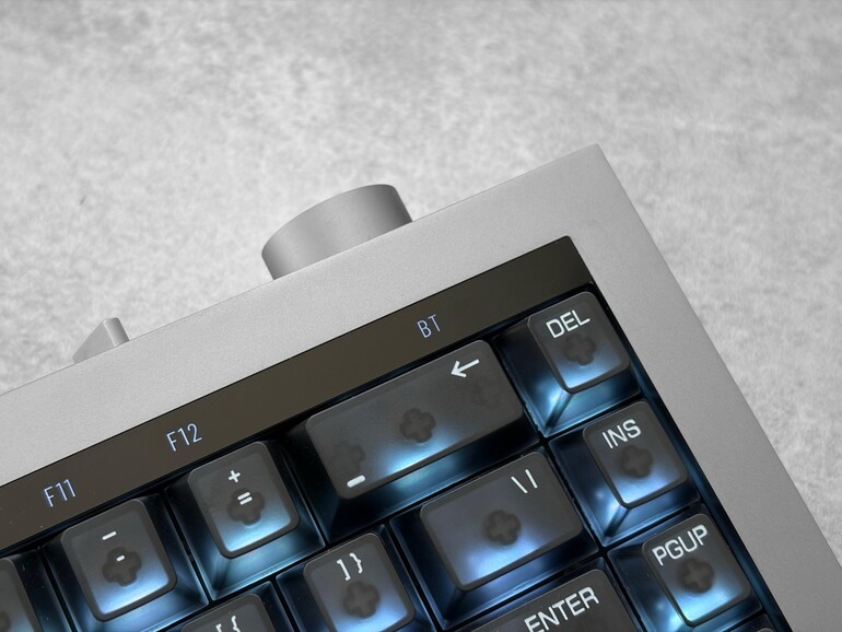 Die transluzenten Tastenkappen lassen die Beleuchtung durchscheinen. Am rechten Rand der Funktionsleiste zeigt „BT" an, dass die Tastatur per Bluetooth verbunden ist.