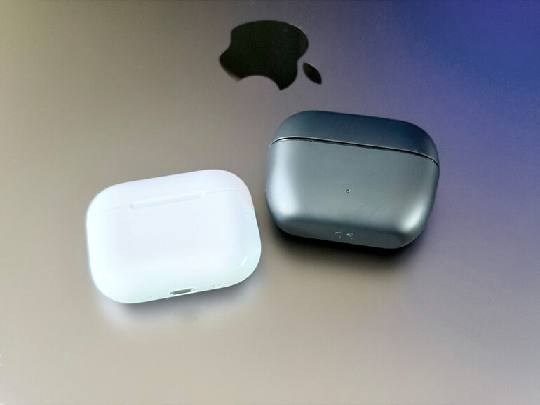 Größenvergleich mit dem Case der AirPods Pro: Sennheisers Ladeschale baut spürbar breiter – und lädt ausschließlich per USB-C, nicht kabellos.