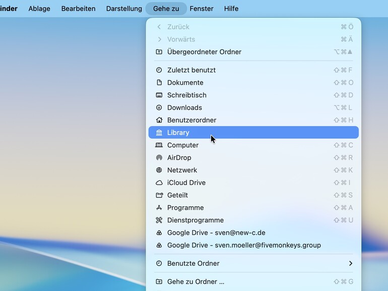 Für den schnellen Zugriff auf die Library im Finder: Klicken Sie auf „Gehe zu“ in der Menüleiste und halten Sie die [alt]-Taste gedrückt.