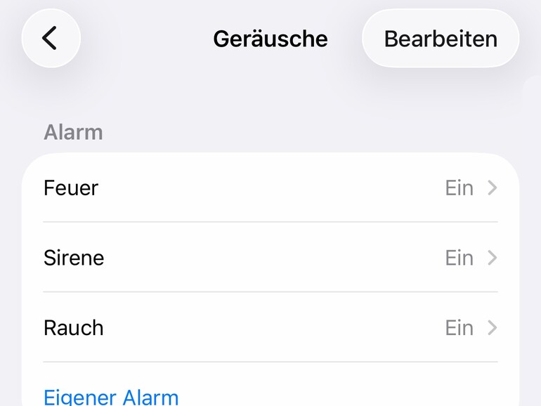 Ihr iPhone kann Sie über wichtige Geräusche wie Alarme benachrichtigen.