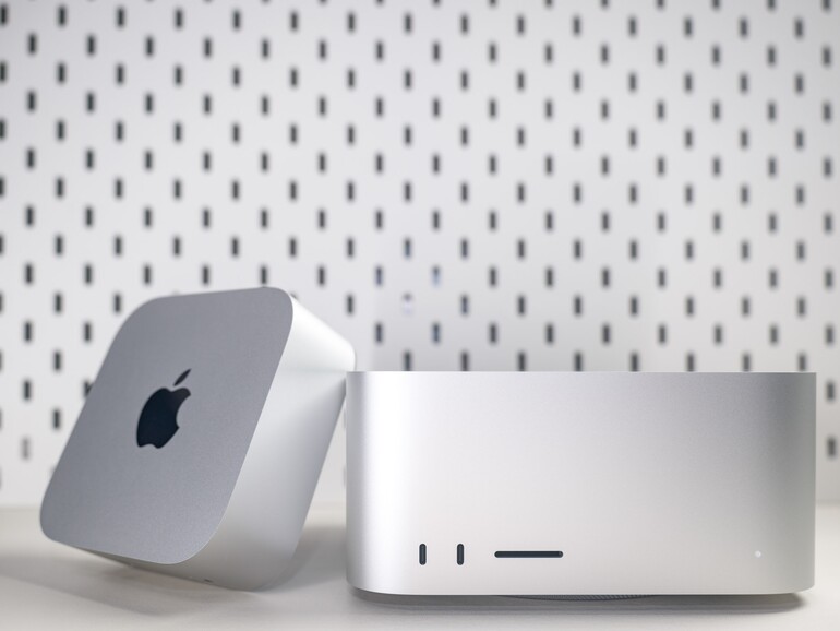 Links der Mac mini, rechts der Mac Studio – sie sind Brüder im Geiste. Vorn am Mac Studio mit M5 Ultra sitzen zwei USB-C-Buchsen, die beim M5 Ultra Thunderbolt 5 beherrschen, und ein SDXC-Kartenleser für schnelle UHS-II-Karten – spannend...