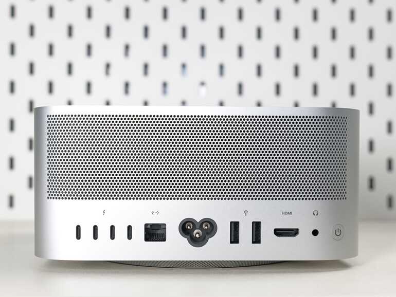 Rückseite (v. l.): vier Thunderbolt-5-Anschlüsse, 10-Gigabit-Ethernet, Netzanschluss, zwei USB-A-Buchsen, HDMI 2.1 und Kopfhörerbuchse – daneben der Ein-/Ausschalter.