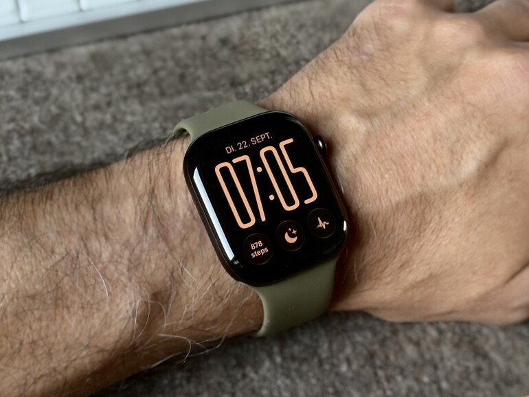 Neu mit watchOS 27: Das Siri-Modular-Zifferblatt holt das jeweils passende Widget aus dem Smart-Stapel nach vorn. Schriftart, Farbe und Komplikationen sind frei wählbar.