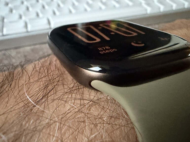 Dunkelbronze im Detail: Apple hat das sichtbare Aluminium zurückgenommen und das Deckglas weiter nach außen gezogen.