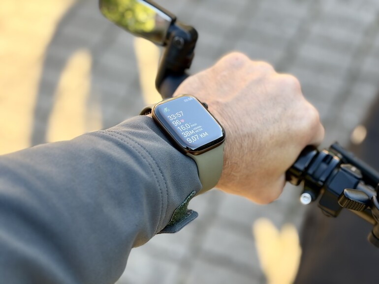 Das Weitwinkel-Display bleibt auch schräg von der Seite gut lesbar. Bis zu 10 Stunden GPS-Aufzeichnung sind drin, 25 Prozent mehr als beim Vorgänger.