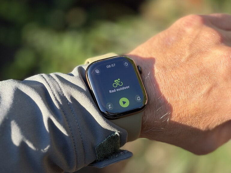 Training ohne iPhone: Die Uhr zeichnet Strecke, Puls und Höhenmeter eigenständig auf – und bleibt mit bis zu 2.000 Nits auch in der Morgensonne gut ablesbar.
