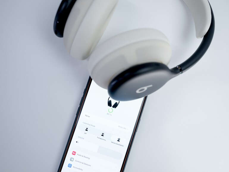 chon ohne eigene App auf dem iPhone zu Hause: Die Beats 360 erscheinen wie AirPods direkt in den Einstellungen, samt Akkustand und Hörmodi. Eine Extra-App braucht es dafür nicht.