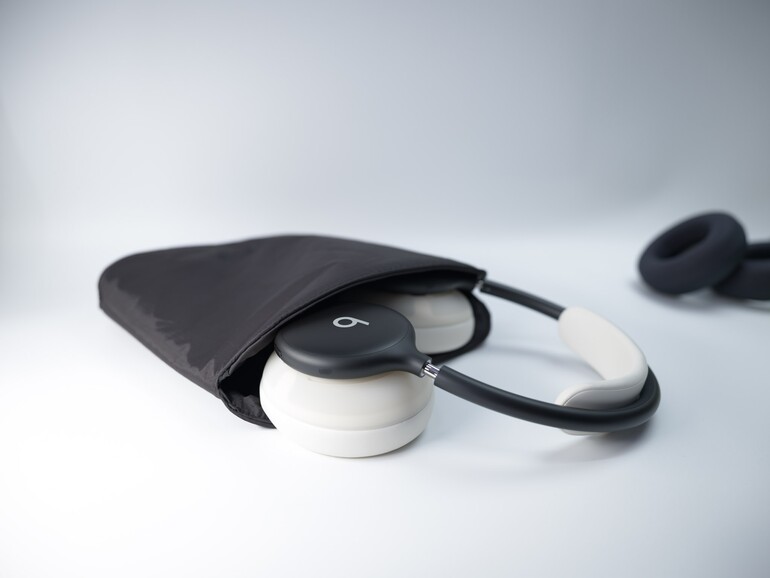 Eher Beutel als Bollwerk: Die beiliegende Nylontasche ist leicht gepolstert und hüllt die Beats 360 eher ein, als dass sie sie wie ein Hardcase schützt.