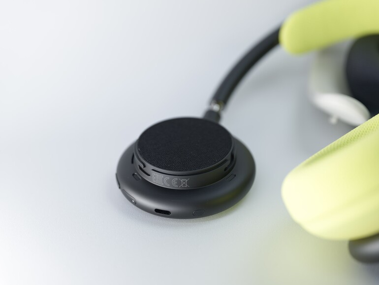 Nackt, aber nicht schutzlos: Ohne Polster zeigt die Ohrmuschel Treiberabdeckung, Drehverschluss und USB-C-Buchse. IPX4 hält Schweiß und Spritzwasser vom Innenleben fern.
