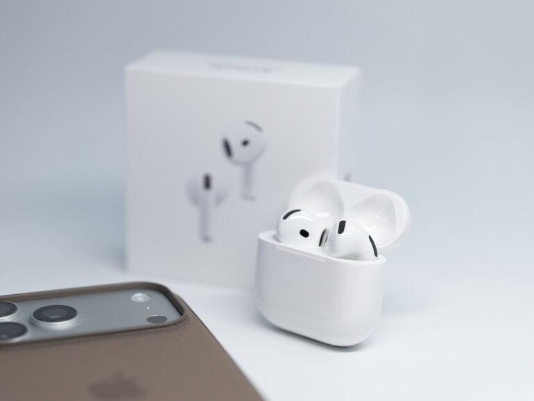 Außen bleibt alles beim Alten: Die AirPods 5 gleichen ihren Vorgängern aufs Haar.