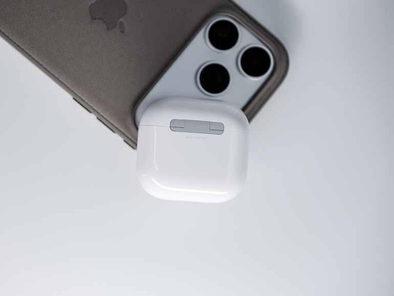 Das Ladecase passt fast in das Kameraplateau des iPhone.