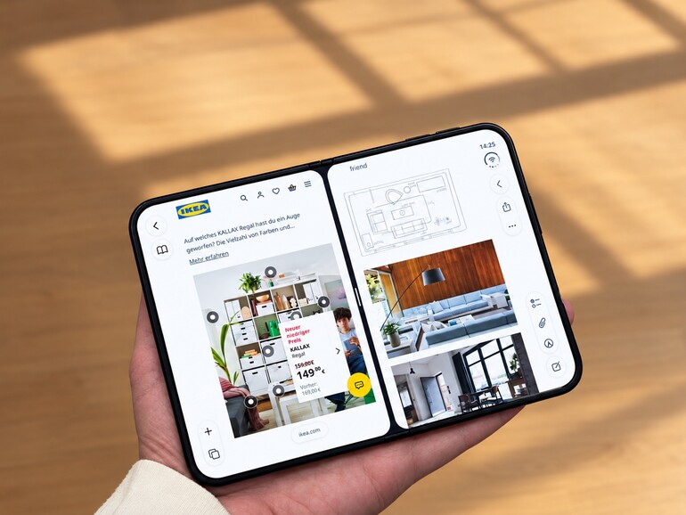 Aufgeklappt ist das iPhone Duo etwas größer als eine Hand.