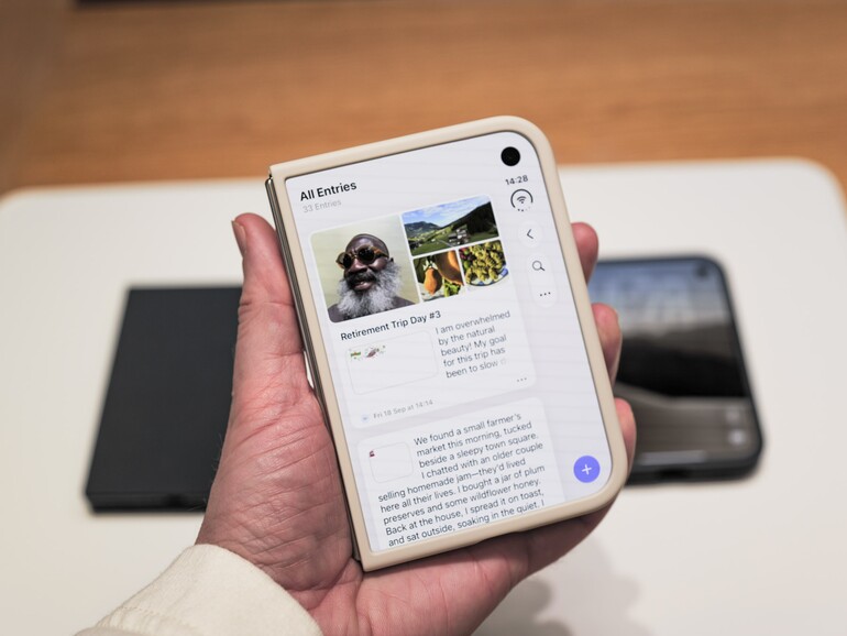 Zugeklappt passt das iPhone Duo ziemlich genau in eine Handfläche.