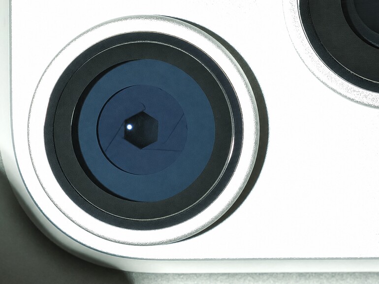 Erstmals mit echter Mechanik: Die Hauptkamera des iPhone 18 Pro Max verändert ihre Blende physisch – die Lamellen formen dabei ein Sechseck variabler Größe, um das einfallende Licht zu regulieren.