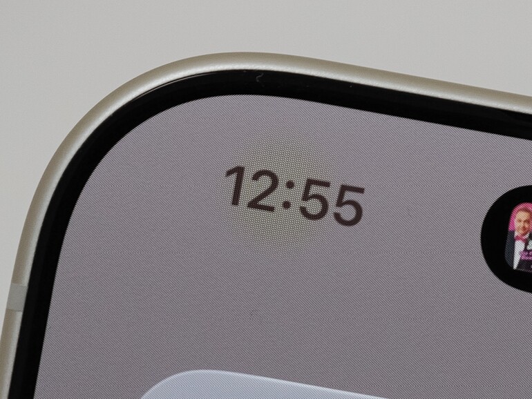 Wer ganz genau hinschaut, entdeckt hinter dem Bereich mit der Uhrzeit eine veränderte Pixelstruktur – hinter ihr sitzt die Face-ID-Kamera.