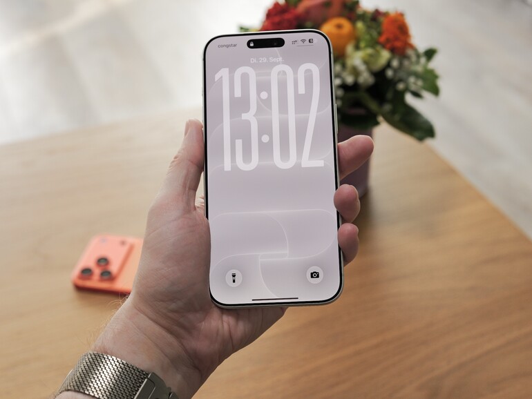 Trotz Maxi-Format liegt das iPhone 18 Pro Max ordentlich in der Hand – einhändige Bedienung erfordert allerdings gelenkige Daumen.
