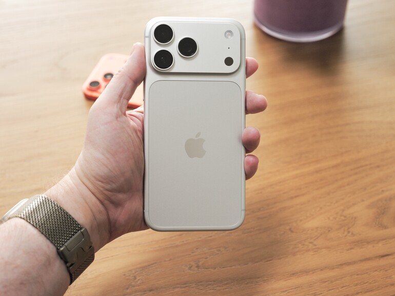 Schlicht in Silber: Das iPhone 18 Pro Max sieht nochmals besser aus. Wer mutig ist, greift zu den Farben der Saison: Burgunder oder Polar – oder erfreut sich am tiefschwarzen Schwarz jenseits eines „Spacegrau“.