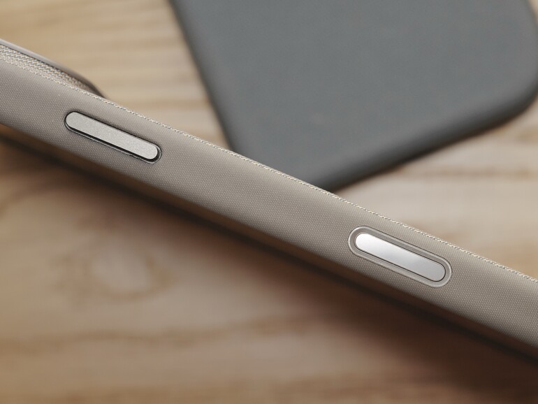 Präzise gefertigt: Tastenabdeckung und die Kamerasteuerung sitzen in Apples Hülle passgenau.