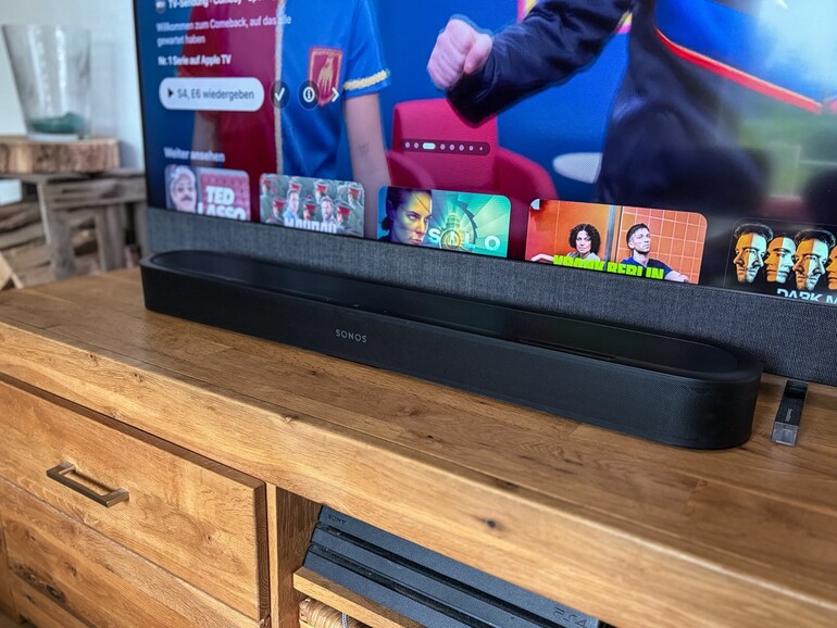 Passt auch unter kleinere Fernseher: Selbst vor unserem 50-Zoll-Testgerät wirkt die Beam Ultra geradezu zierlich, klingt aber deutlich größer.
