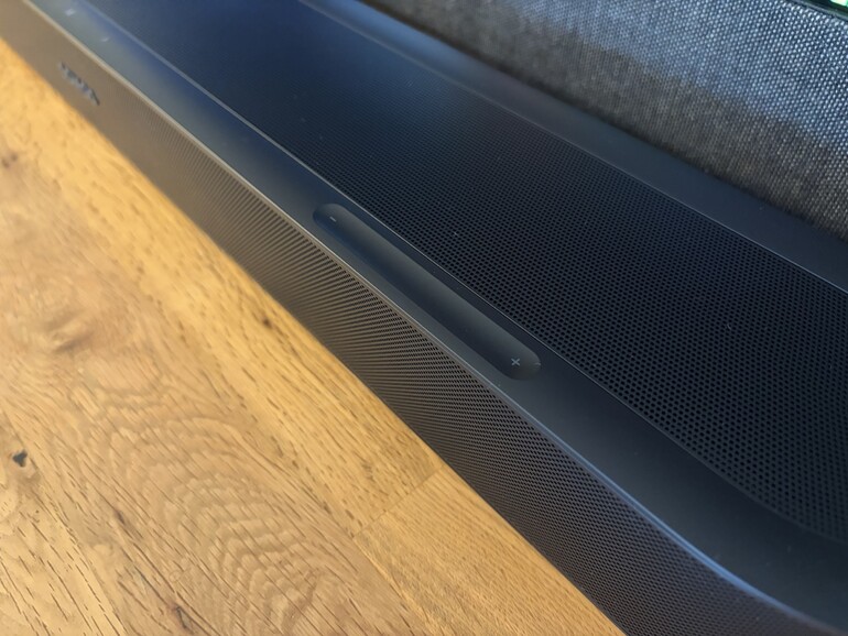 Die Lautstärke regeln Sie per Wischgeste über die Touchleiste. Meist übernimmt das aber ohnehin die TV-Fernbedienung.
