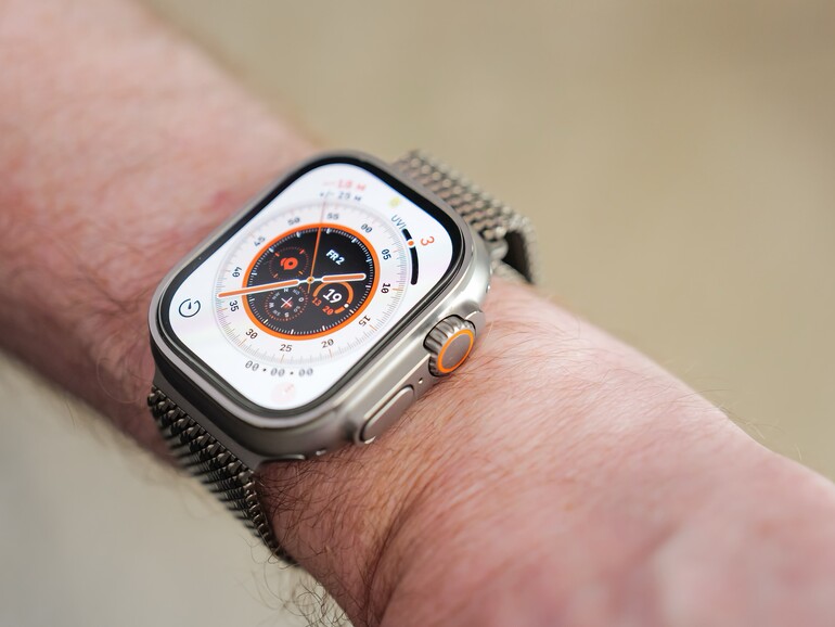 Schick statt Schlamm: Mit dem Milanaise-Armband aus Titan lässt sich die Ultra auch zu formelleren Anlässen tragen.