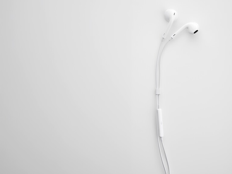 Das Mikrofon sitzt nah am Mund: Für Telefonate im Wind schlägt das Kabel jede Funkverbindung. Die Dreitasten-Fernbedienung regelt nebenbei die Lautstärke.