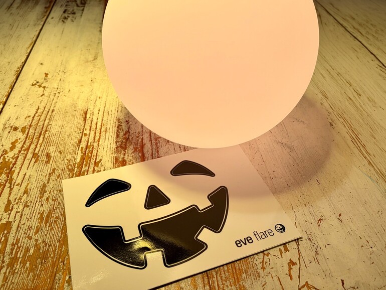 Augen, Nase, Grinsen: Der Jack-O’Flare-Bogen liegt jeder Eve Flare bei, die bis Ende Oktober im Eve Store gekauft wird.