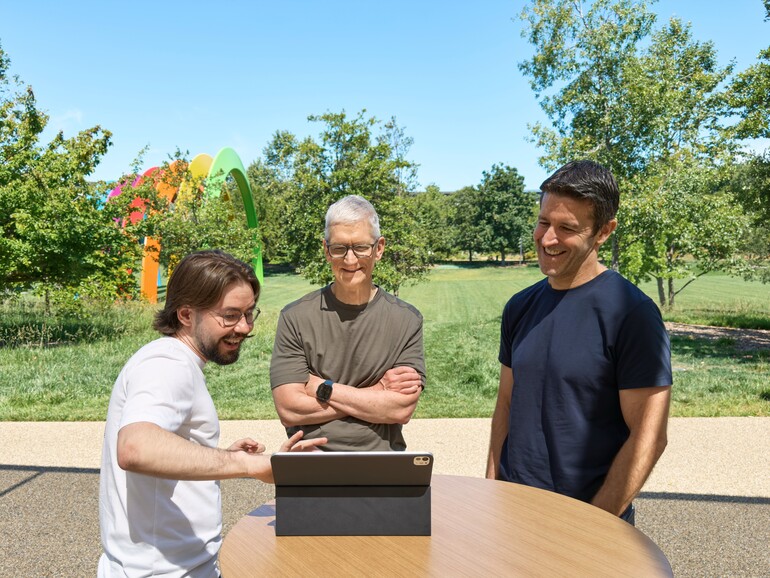 Entwickler-Traum: Anton Baranov pitcht seine App direkt im Apple Park. Mit dabei: Apple-CEO Tim Cook und Hardware-Chef John Ternus.