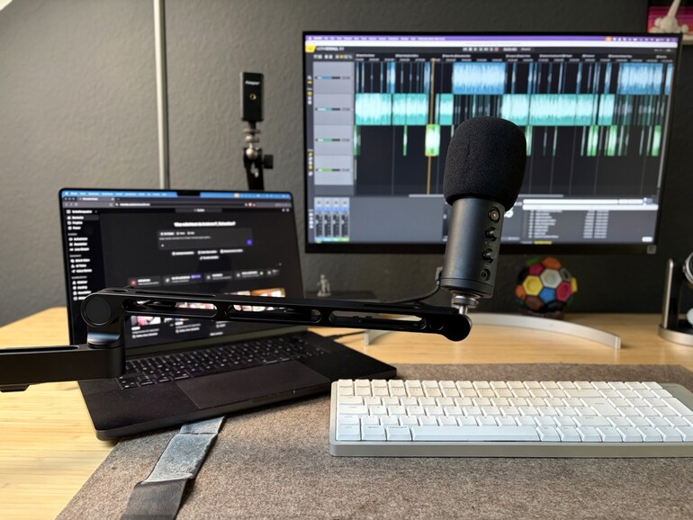 Flach statt hoch: Der LPA1 führt das Mikrofon unterhalb der Kameralinie heran und hält den Blick auf den Monitor frei.