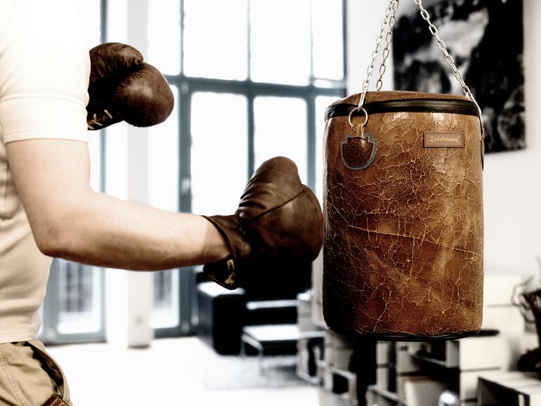 Die Tasche schützt durch eine mehrere Zentimeter dicker Schaumpolsterung nicht nur den Mac Pro, sondern bietet auch Platz für Anschlusskabel und Zubehör.