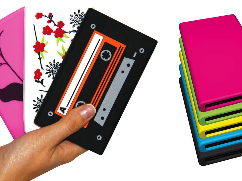 Die austauschbaren Schutzhüllen sind in drei Design und fünf farbigen Variationen erhältlich.