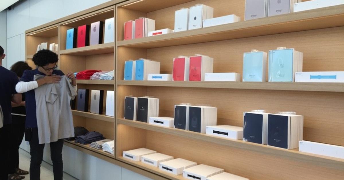 Сайт витрина техники списанные айфоны. Apple stor витрины. Магазин айфонов. Витрина с айфонами. Iphone на витрине.