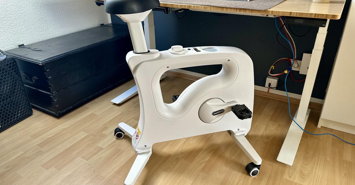 Fit-statt-faul-am-Arbeitsplatz-Probefahrt-mit-dem-Flexispot-Deskcise