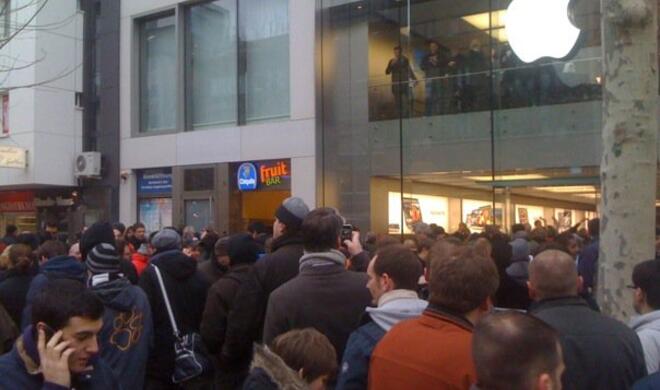 Menschentraube vor dem Apple Store: Auch nach einer Stunde war der Andrang groß.